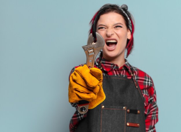 Foto concepto de ama de casa o handywoman fresco de pelo rojo