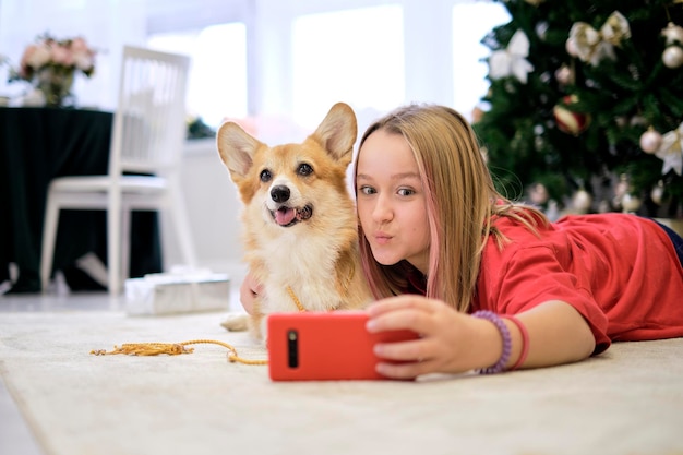 Concepto de amistad Adolescente tomando selfie con su perro en casa Amante de los perros con animales domésticos