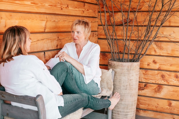 Concepto de amistad femenina, mujeres de 55 años hablando entre ellas, estilo de vida.