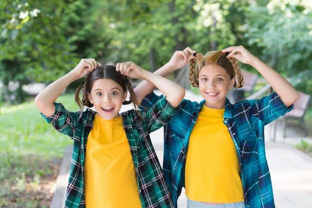 concepto de amistad. las niñas pequeñas y felices usan camisa a cuadros. moda casual para niños. felicidad infantil. Feliz Día del Niño. pasar tiempo y divertirse juntos. mejores amigos de la escuela.