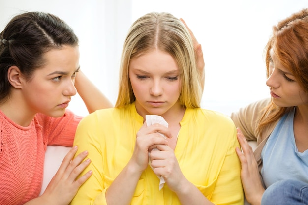 concepto de amistad y personas - dos adolescentes consolando a otra después de romper