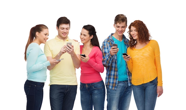 Foto concepto de amistad, tecnología y personas - grupo de adolescentes sonrientes con smartphones