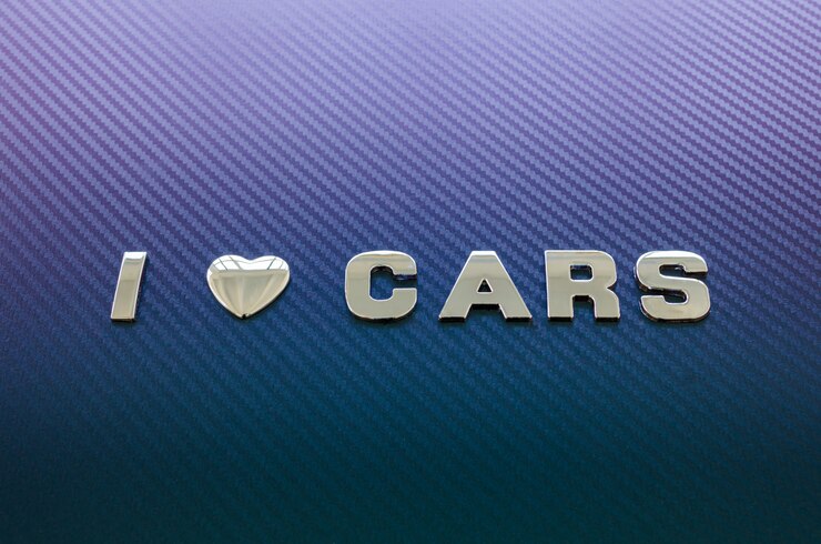 Foto concepto de amor a los automóviles, la conducción. cartas sobre superficie de fibra de carbono