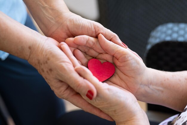 Foto el concepto de amor y cuidado de los ancianos.