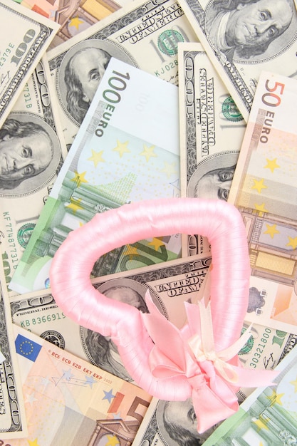 Concepto de amor y dinero. Corazón en dinero europeo y americano