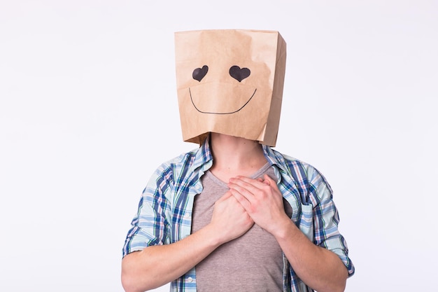 Concepto de amor, emoción y relación - Hombre con caja de cartón en la cabeza con rostro enamorado.