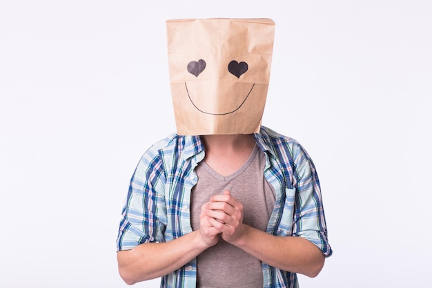 Concepto de amor, emoción y relación - Hombre con caja de cartón en la cabeza con rostro enamorado.