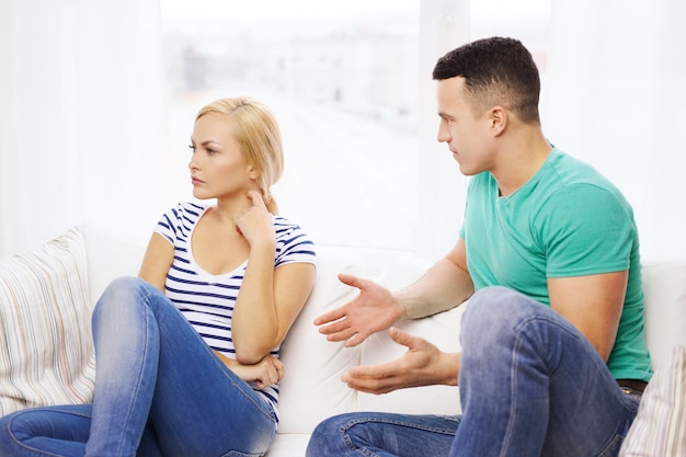 concepto de amor, familia y felicidad - pareja infeliz que tiene una discusión en casa