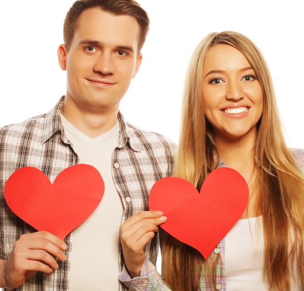 Concepto de amor, familia y personas: pareja feliz en el amor con corazón rojo