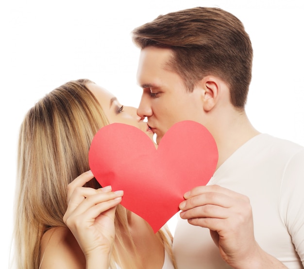 Concepto de amor, familia y personas: pareja feliz en el amor con corazón rojo