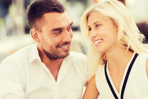 concepto de amor, fecha, afecto, personas y relaciones - pareja feliz sonriente al aire libre