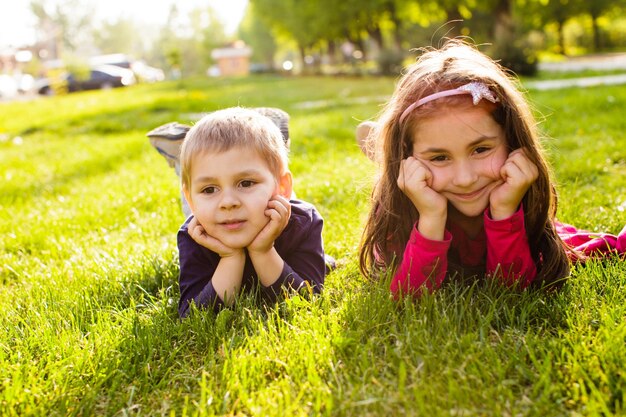 Concepto de amor y felicidad entre hermanos