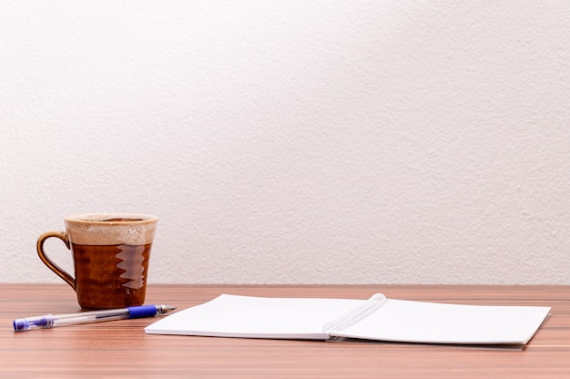 Concepto de amor para leer y escribir con una taza de café sobre la mesa