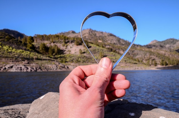 Concepto de amor Metal en forma de corazón cerca del agua