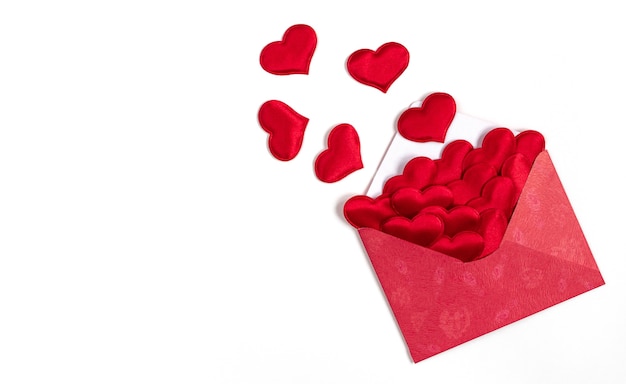 Concepto de amor o día de San Valentín, sobre rojo y corazones rojos. Concepto de carta o mensaje de amor.