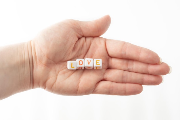 Foto concepto de amor palabra de cubos en la mano humana