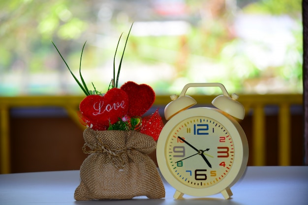 Foto concepto de amor con tiempo y reloj