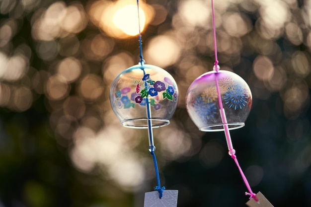 concepto de amor transmitido por dos campanas de viento tradicionales japonesas o campanillas de furina en el fondo del bokeh