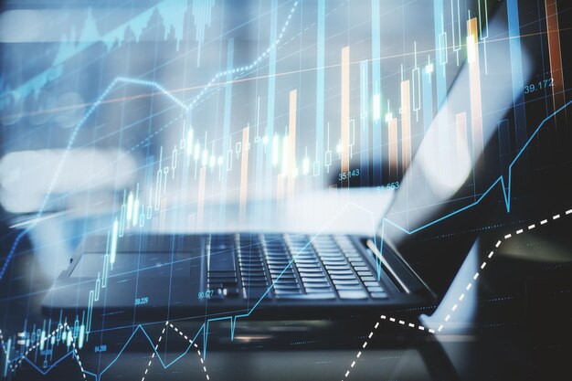 Concepto de análisis financiero con computadora portátil abierta y pantalla digital con diagrama y candelabro de gráficos financieros