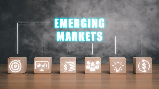 Concepto de análisis de los mercados emergentes Bloque de madera en el escritorio con icono de los mercados emergentes en la pantalla virtual Tecnología empresarial Concepto de Internet y red