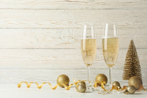 Concepto de año nuevo con copas de champán