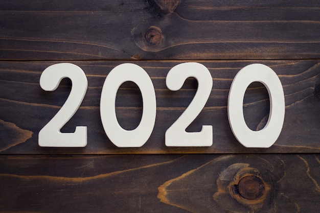 Concepto de año nuevo - Número 2020 para año nuevo en una mesa de madera.