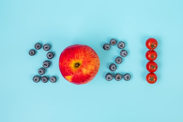 Concepto de año nuevo con números de frutas.