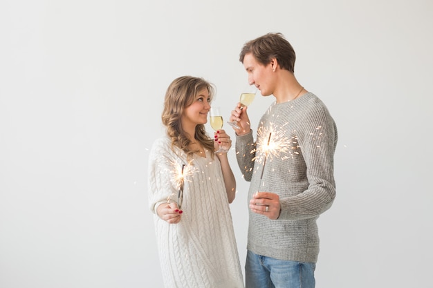 Concepto de año nuevo, vacaciones, fecha y día de San Valentín - Pareja amorosa con luces de bengala