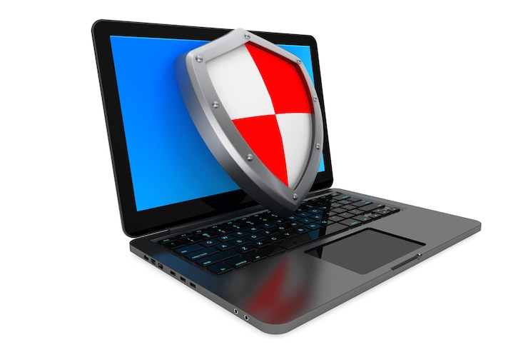 Foto concepto de antivirus. ordenador portátil protegido por escudo sobre un fondo blanco.