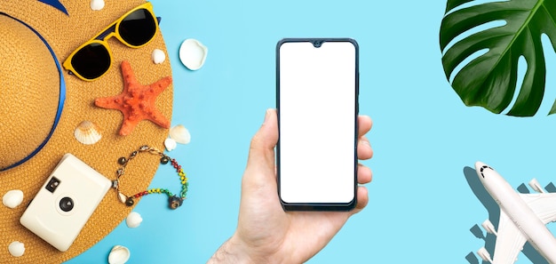 Concepto de aplicación de viaje smartphone de pantalla vacía sobre un fondo de color con artículos de viaje gafas de sol airp ...
