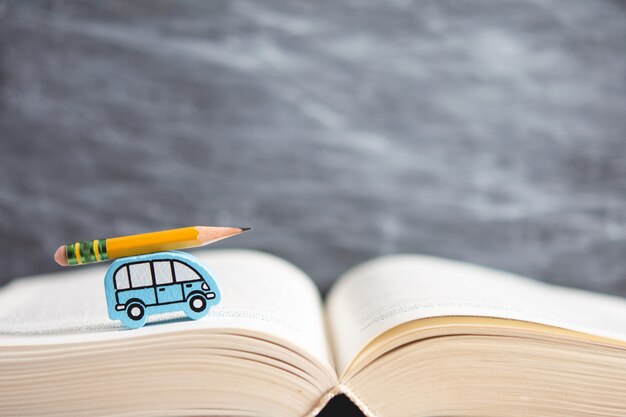 Foto concepto de aprendizaje. coche infantil lleva un lápiz