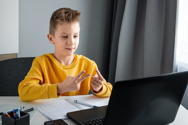 El concepto de aprendizaje en línea, aprendizaje a distancia en el hogar, tecnología, escuela.