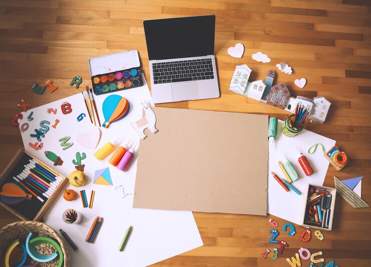 Foto concepto de aprendizaje en línea a distancia de los niños o hacer manualidades
