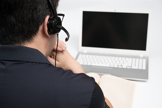 Concepto de aprendizaje en línea. Un hombre que recibe aprendizaje en línea usando una computadora portátil.