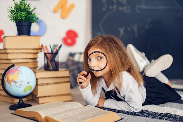 Foto concepto de aprendizaje con niña linda