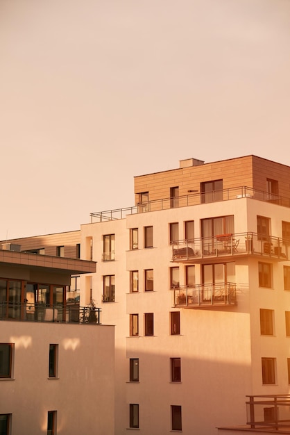 Concepto de arquitectura moderna para una vida mejor Edificio contemporáneo de tamaño mediano en Europa Atardecer en un apartamento de una casa media europea