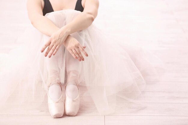 Concepto de arte de ballet Bailarina joven sentada en el suelo