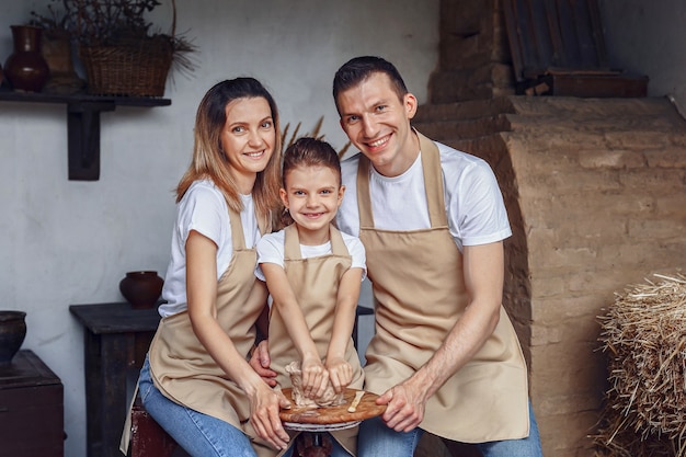 Concepto de arte cerámico y hobby familia feliz de tres personas m