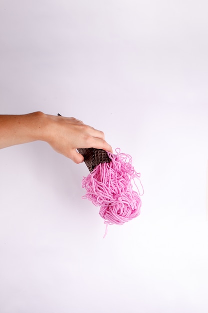 Concepto de arte contemporáneo. Bola de hilo Helado. Proyecto minimalista de comida rápida divertida.