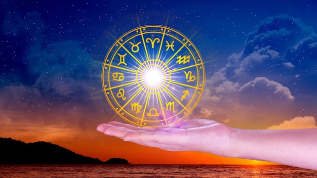 Concepto de astrología y horóscopo persona dentro de la rueda del signo del zodiaco signos astrológicos dentro del círculo del horoscopo astrología conocimiento de las estrellas el poder del cielo del concepto del universo