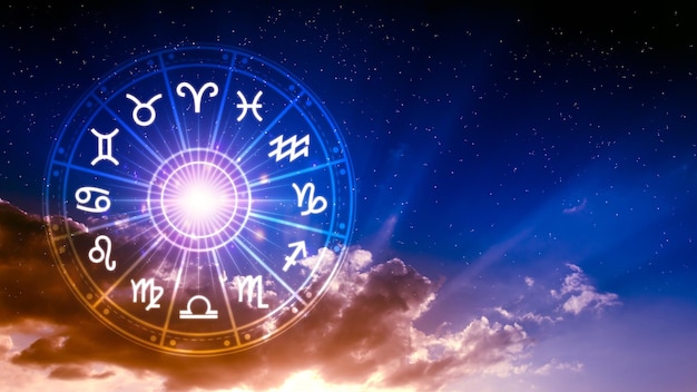 Concepto de astrología y horóscopo persona dentro de una rueda de signos zodiacales signos astrológicos dentro del círculo de horóscopos astrología conocimiento de las estrellas en el cielo poder del concepto del universo