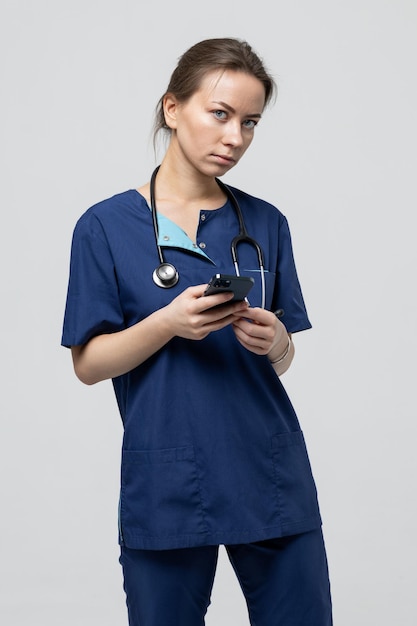 El concepto de atención al paciente en línea El médico imprime el curso del tratamiento al paciente desde un teléfono móvil Fondo blanco