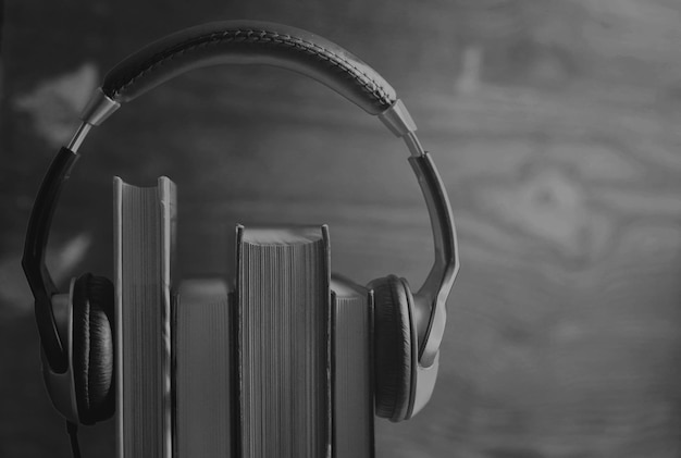 Concepto de audiolibro de auriculares monocromáticos