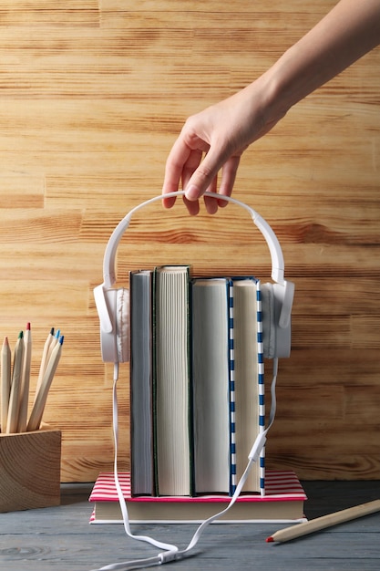 Concepto de audiolibro con libros y auriculares.