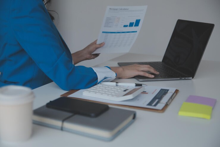 Foto concepto de auditoría administrador hombre de negocios inspector financiero y secretaria haciendo informe calculando el saldo documento de verificación del servicio de impuestos internos