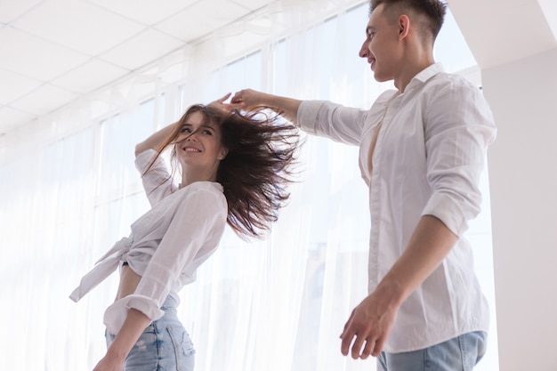 Concepto de baile de pareja de amor feliz. Pasar tiempo juntos con satisfacción.