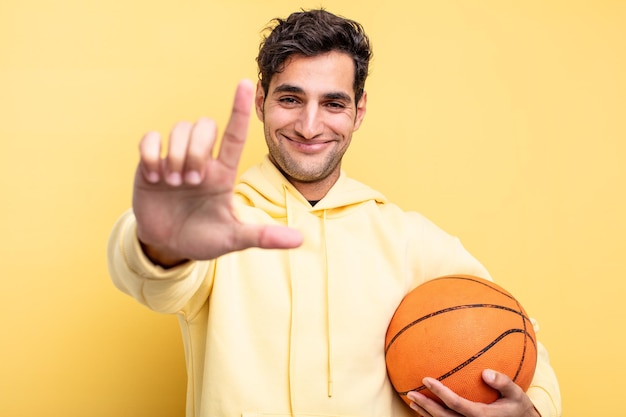 Concepto de baloncesto de hombre hispano guapo joven