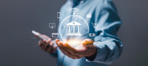 Concepto de banca en línea Empresario que utiliza teléfono inteligente con pantalla virtual de banca en Internet tecnología digital pago para compras y tecnología digital negocio red financiera y bancaria