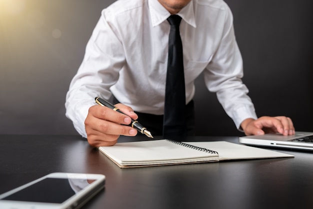 Concepto de banca y negocios cerrar contrato de firma de hombre de negocios haciendo un trato.