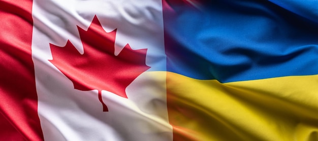 Concepto de bandera ondeante de Ucrania y Canadá que simboliza la conexión política